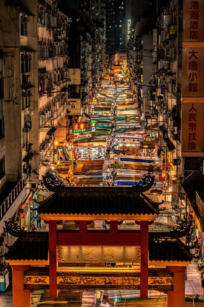 Hongkong Fotospots: Temple Street Night Market bei Nacht - ein buntes Lichtermeer.