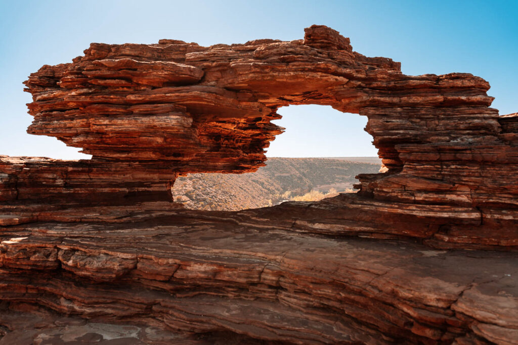 Das berühmte rote Felsenfenster Nature's Window im Kalbarri Nationalpark in Westaustralien mit Blick auf die weite Landschaft.