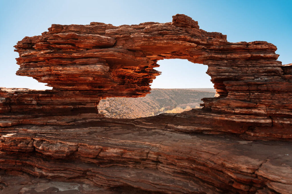 Das berühmte Nature's Window im Kalbarri Nationalpark: Ein natürliches, rot-braunes Felsfenster, das den Blick in die tiefe Murchison River Schlucht freigibt.