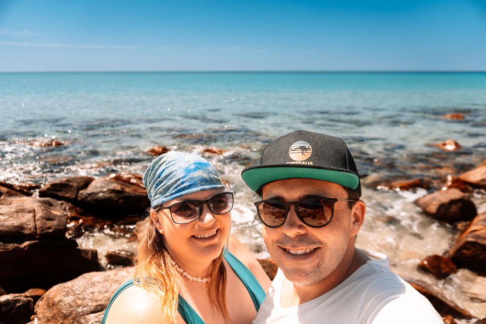 Mario und Daniela von Auszeit Abenteuer an einem Strand in Westaustralien