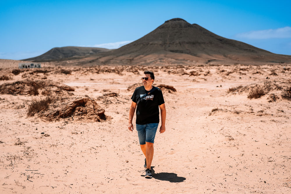 Reiseblogger Mario von Auszeit Abenteuer entdeckt einen versteckten Geheimspot in der Wüstenlandschaft von Fuerteventura