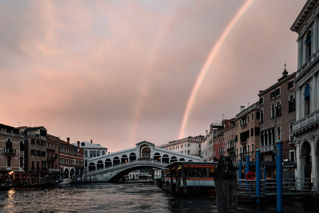 Venedig Sehenswürdigkeiten: Rialto Brücke mit Regenbogen
