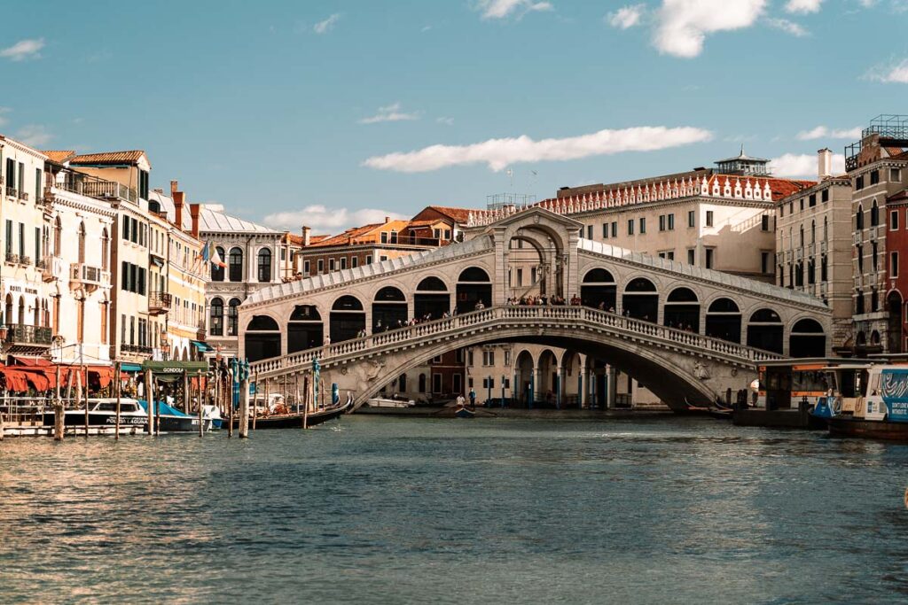 Die Rialtobrücke: Venedigs Wahrzeichen
