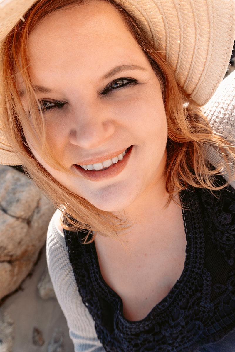 Reisebloggerin Dani von Auszeit Abenteuer mit Sonnenhut genießt ihre Auszeit am Strand von Australien