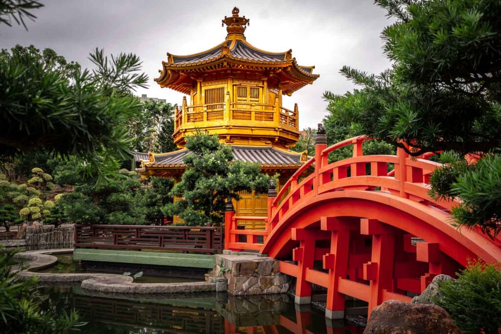 Der goldene Pavillon im Nan Lian Garten mit roter Brücke bei bewölktem Himmel – Reisetipps für das Wetter und die beste Reisezeit Hongkong.