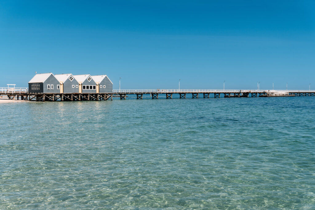 Busselton Jetty mit weißen Gebäuden im türkisblauen Wasser Westaustraliens