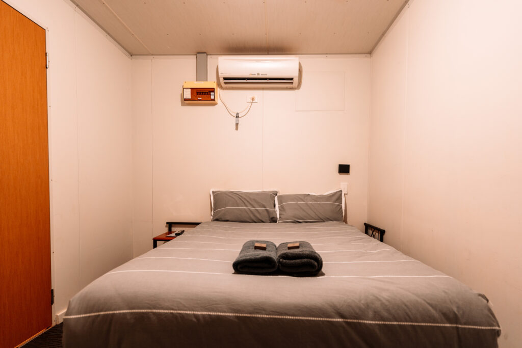 Gemütliches Zimmer im Roadhouse Australien Outback mit typischer Einrichtung