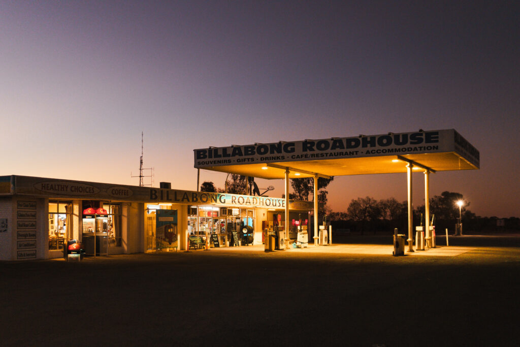 Roadhouse Übernachtung Western Australia bei dramatischer Outback-Sonnenuntergang von Auszeit Abenteuer