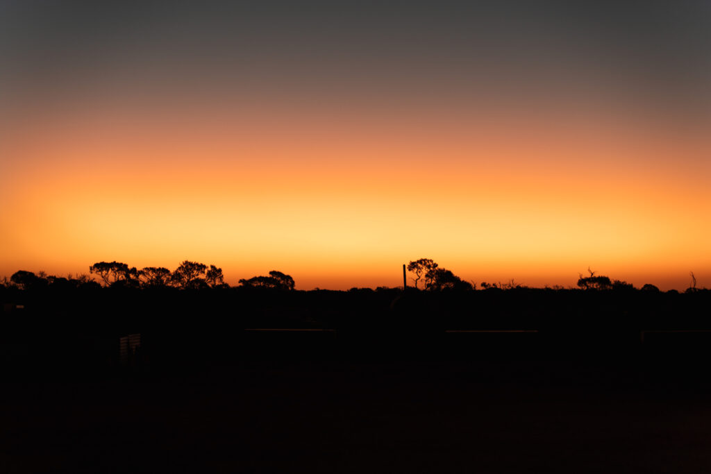 Dramatischer Sonnenuntergang über dem Roadhouse im australischen Outback von Auszeit Abenteuer
