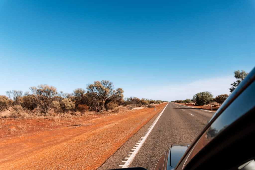 Straßenaufnahme Westaustralien rote Erde, Aufnahme aus dem Fenster Roadtrip Westaustralien Auszeit Abenteuer