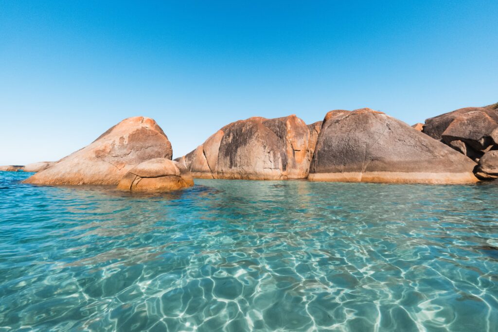 Die riesigen Granitfelsen der Elephant Rocks im flachen Meerwasser - aufgenommen von Dani & Mario (Auszeit Abenteuer)