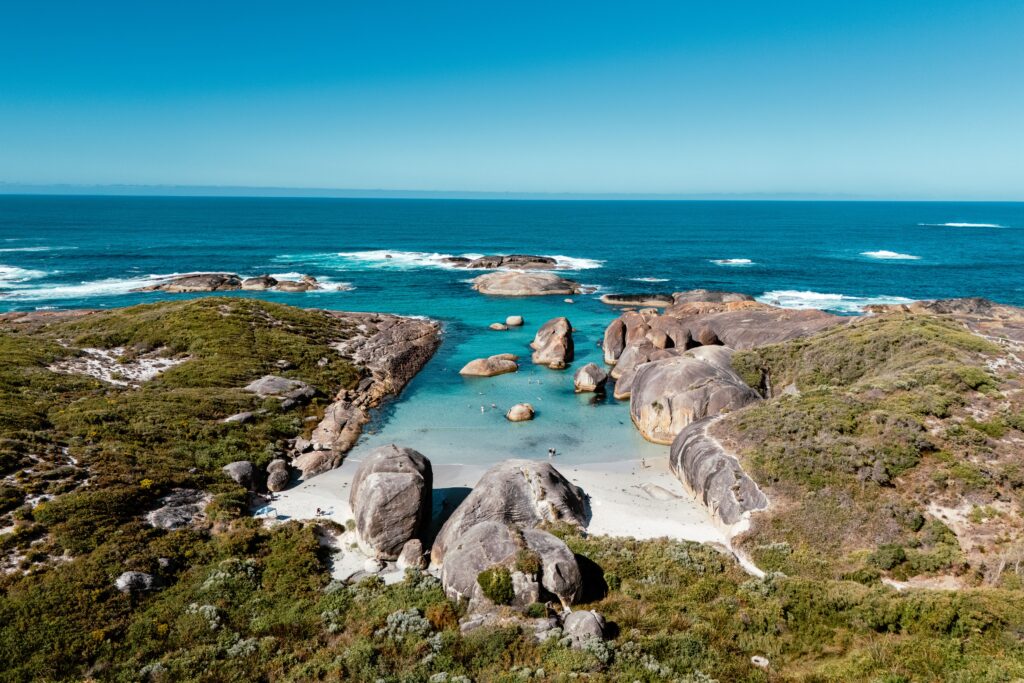 Drohnenaufnahme der Elephant Rocks in Denmark mit türkisfarbenem Wasser und runden Granitfelsen im William Bay National Park
