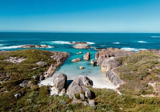 Drohnenaufnahme der Elephant Rocks in Denmark mit türkisfarbenem Wasser und runden Granitfelsen im William Bay National Park