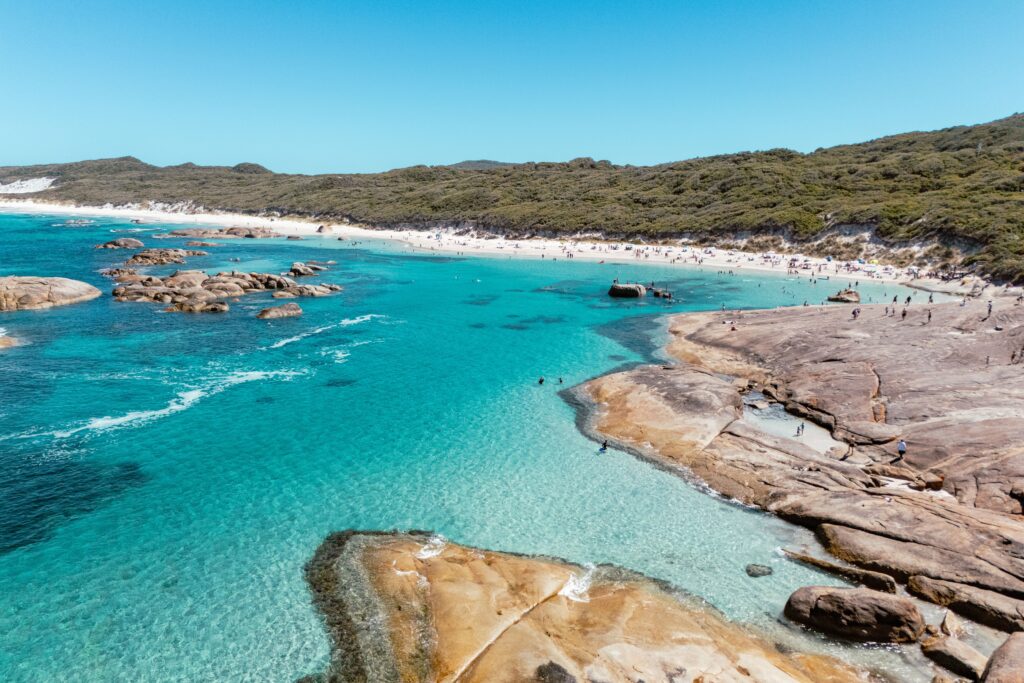 Klares Wasser und Felsformationen an der Küste des William Bay National Park in Denmark