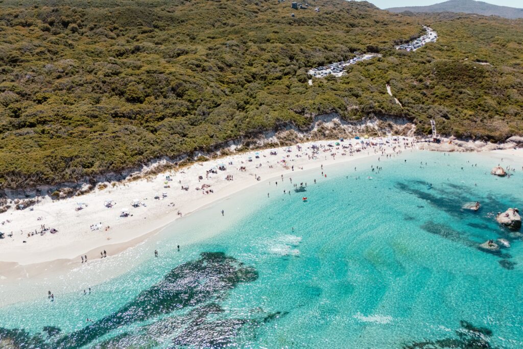Der weiße Sandstrand am Greens Pool in Westaustralien mit Badegästen aus der Vogelperspektive