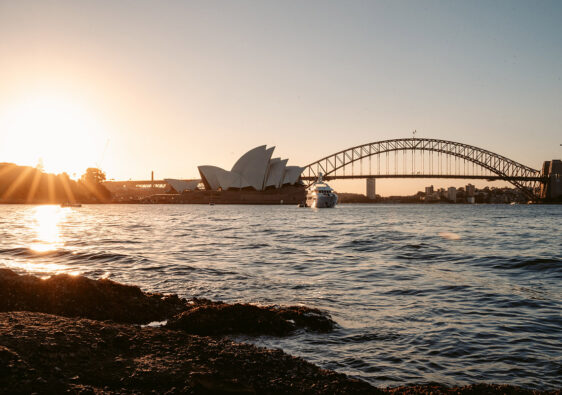 Sonnenuntergang mit Blick auf Sydney Opera House und Harbour Bridge – das ikonische Postkartenmotiv der Stadt