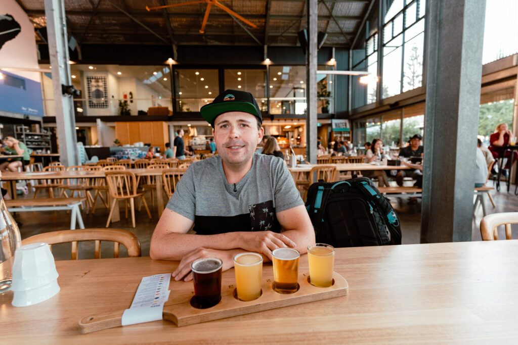 Mario von Auszeit Abenteuer genießt ein Beer Tasting Paddle in der Shelter Brauerei Busselton