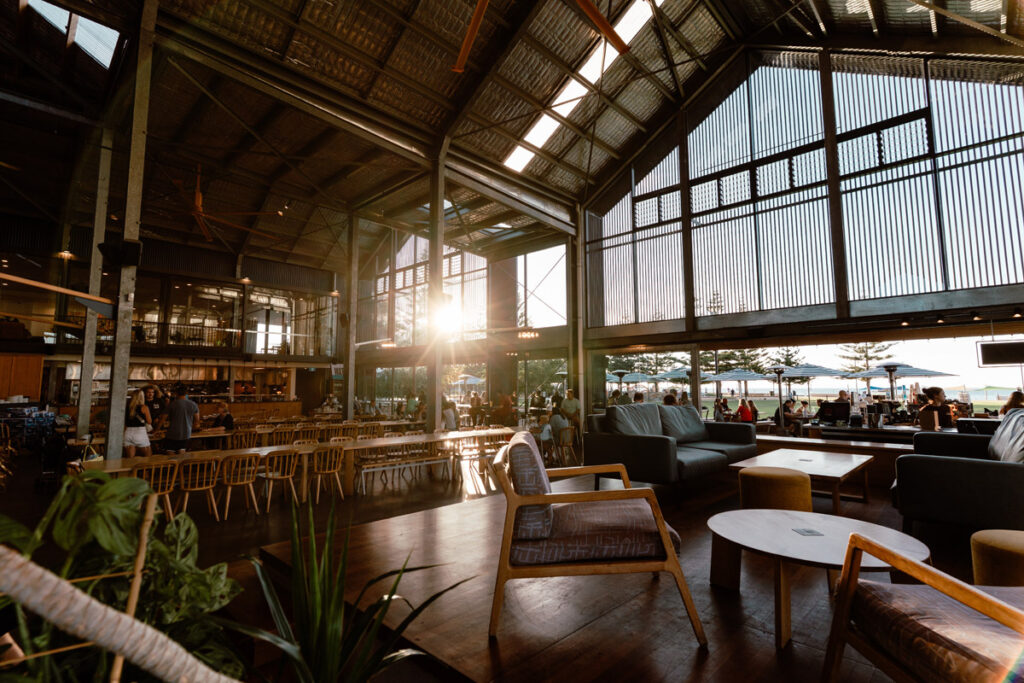 Das geräumige und lichtdurchflutete Interieur der Shelter Brewing Co. in Busselton