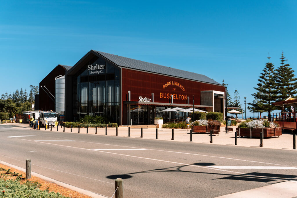 Außenansicht der modernen Shelter Brewing Co. Brauerei direkt an der Busselton Foreshore