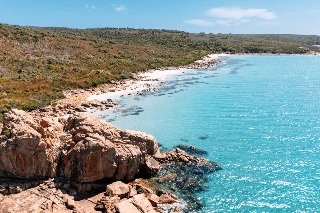 Spektakulärer Blick auf die felsige Küstenlinie und das türkise Meer bei Margaret River Drohnenaufnahme Castle Bay