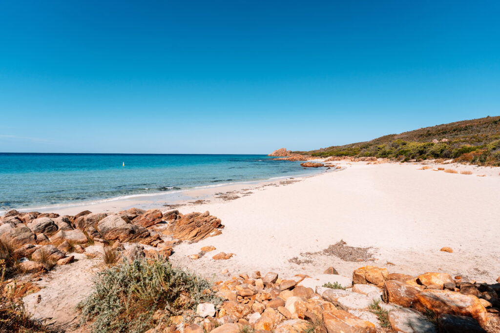 Malerische Bucht mit Felsen und klarem Wasser an der Castle Bay in der Margaret River Region