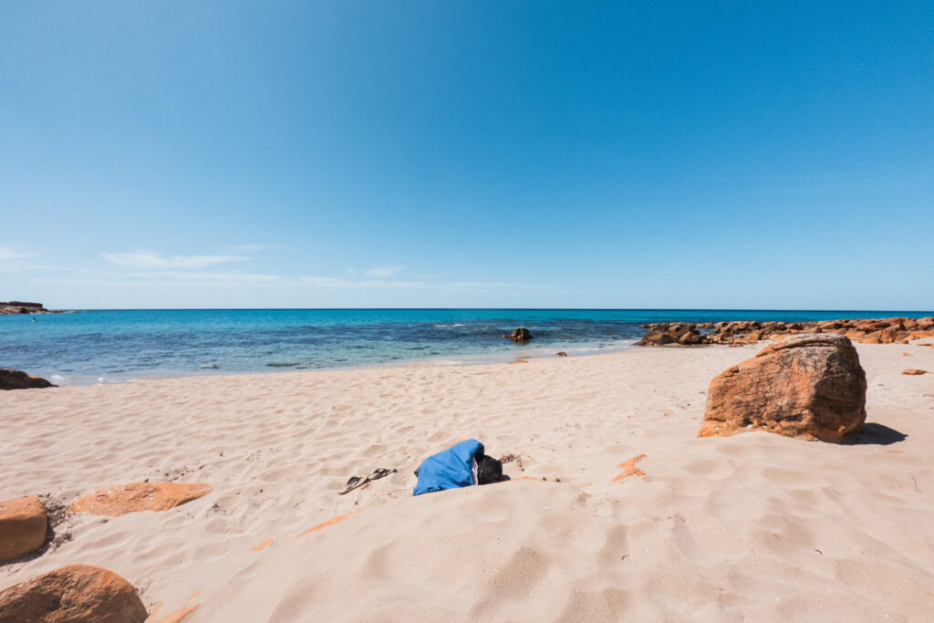 Einsamer weißer Sandstrand in Castle Bay Westaustralien mit türkisblauem Wasser in der Margaret River Region