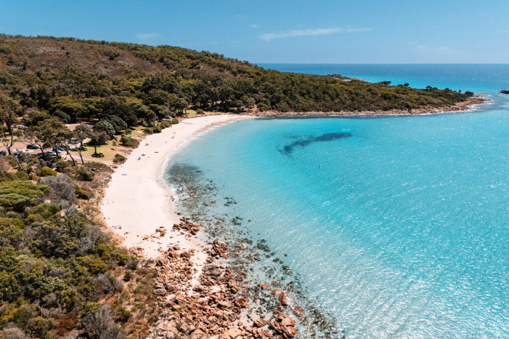 Luftaufnahme der malerischen Meelup Bay mit türkisem Wasser und weißem Sand