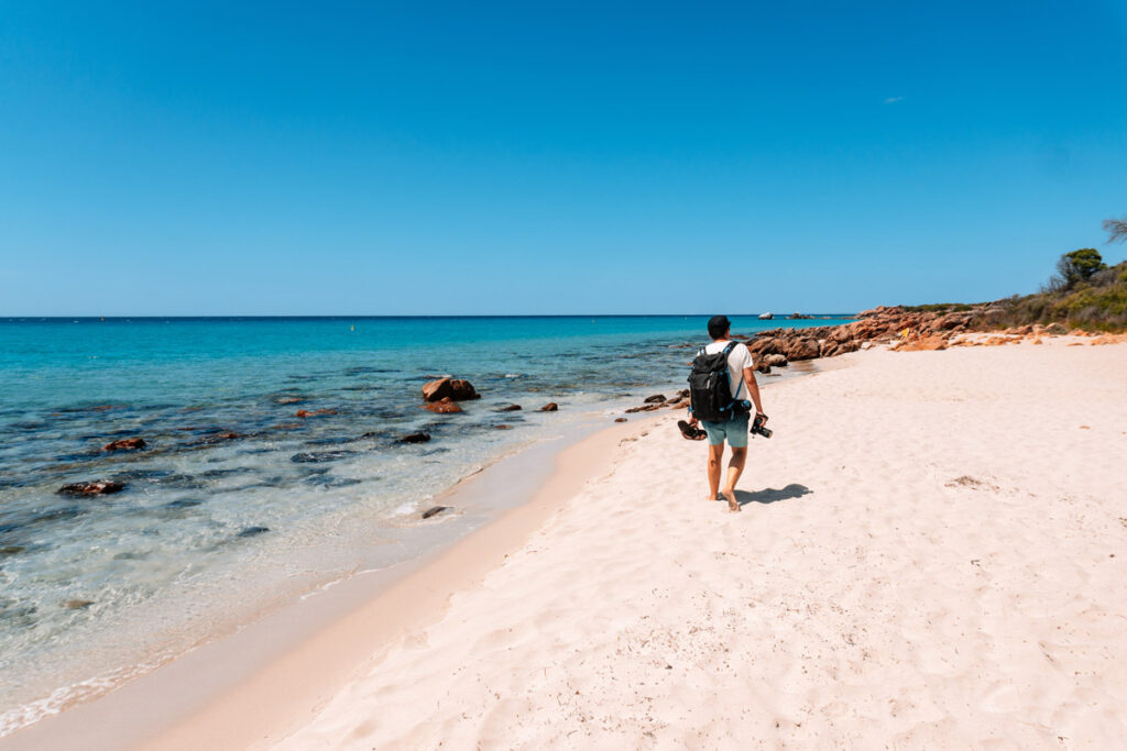 Mario von Auszeit Abenteuer spaziert am Meelup Beach entlang