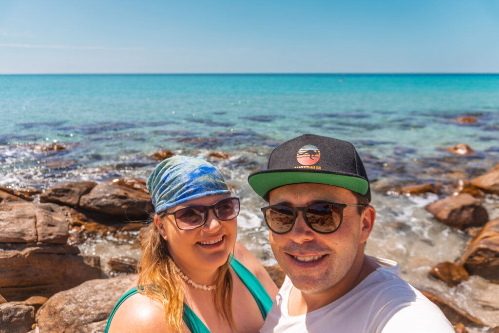 Badespaß am Traumstrand in Westaustralien – Mario und Daniela im türkisblauen Wasser