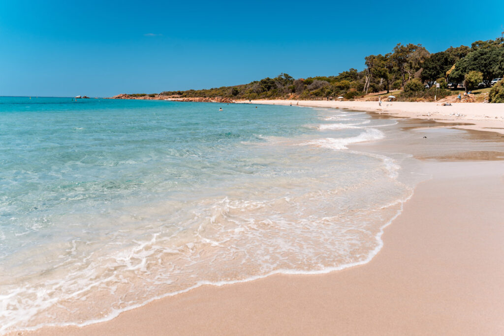Kristallklares Wasser am Meelup Beach in der Margaret River Region
