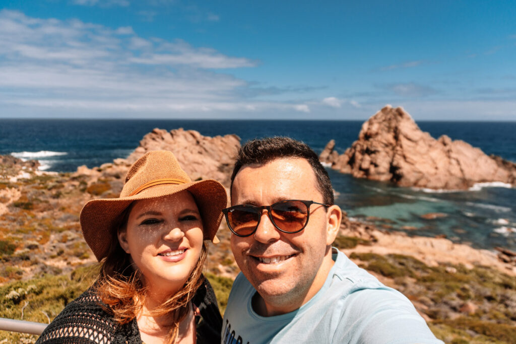 Mario und Daniela von Auszeit Abenteuer vor dem Sugarloaf Rock in Margaret River