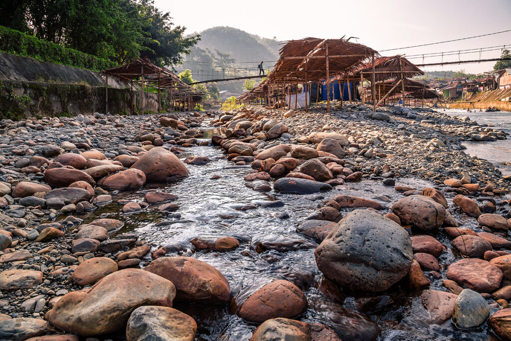 Flussufer mit runden Steinen und klarem Wasser in Bukit Lawang, typische Landschaft. Orang-Utan-Trekking im Gunung Leuser Nationalpark Sumatra