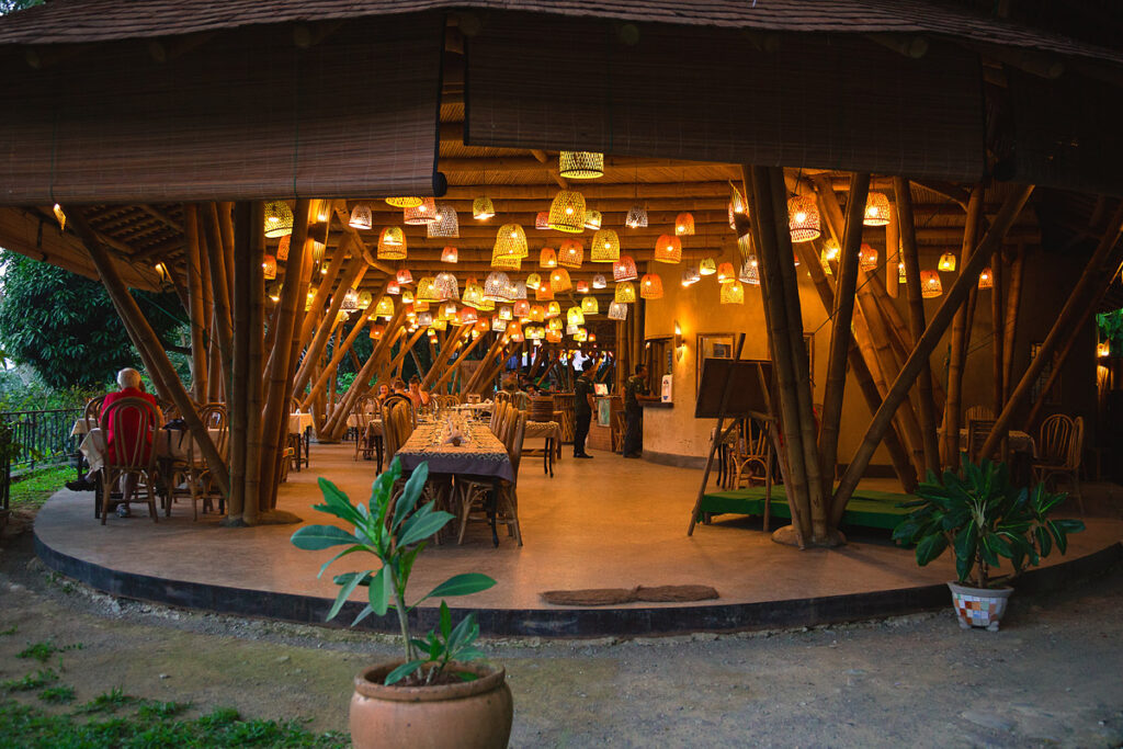 Essensbereich im Freien der Eco Lodge Bukit Lawang mit beleuchteten Lampions und Bambusarchitektur, perfekter Ort für leckeres Essen und Dschungel-Trekking-Buchung mitten im Regenwald Sumatra