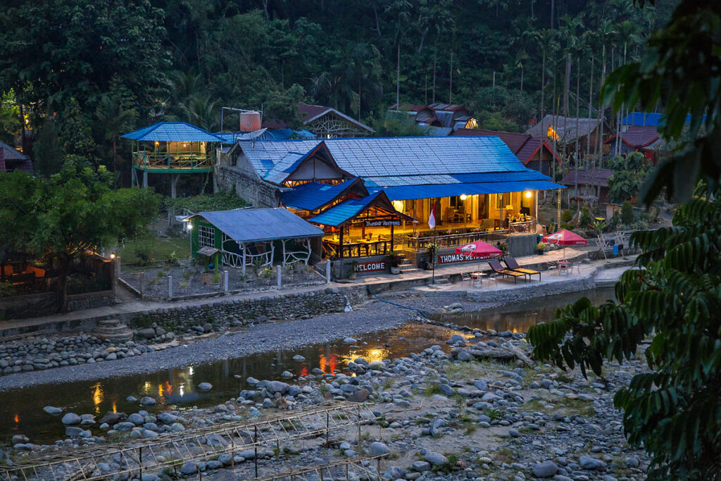 Ort Bukit Lawang am Gunung Leuser Nationalpark mit traditionellen Unterkünften während Orang-Utan-Trekking Sumatra