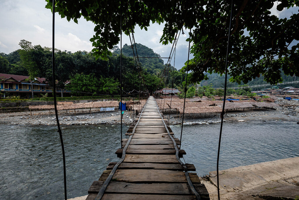 Abenteuerliche Hängebrücke über den Bohorok Fluss in Bukit Lawang am Gunung Leuser Nationalpark Sumatra