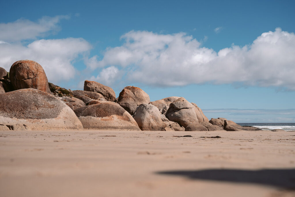 Markante, abgerundete Granitfelsen am Sandstrand der Whisky Bay im Wilsons Promontory Nationalpark; Low-Angle-Aufnahme der ikonischen Felsformationen in Victoria, Australien.