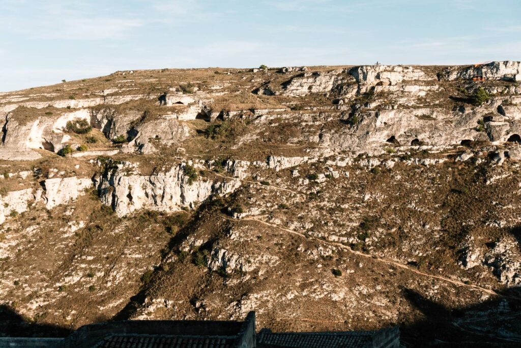 Blick in die tiefe, raue Schlucht La Gravina bei Matera mit ihren uralten, in den nackten Fels gehauenen Höhlen.