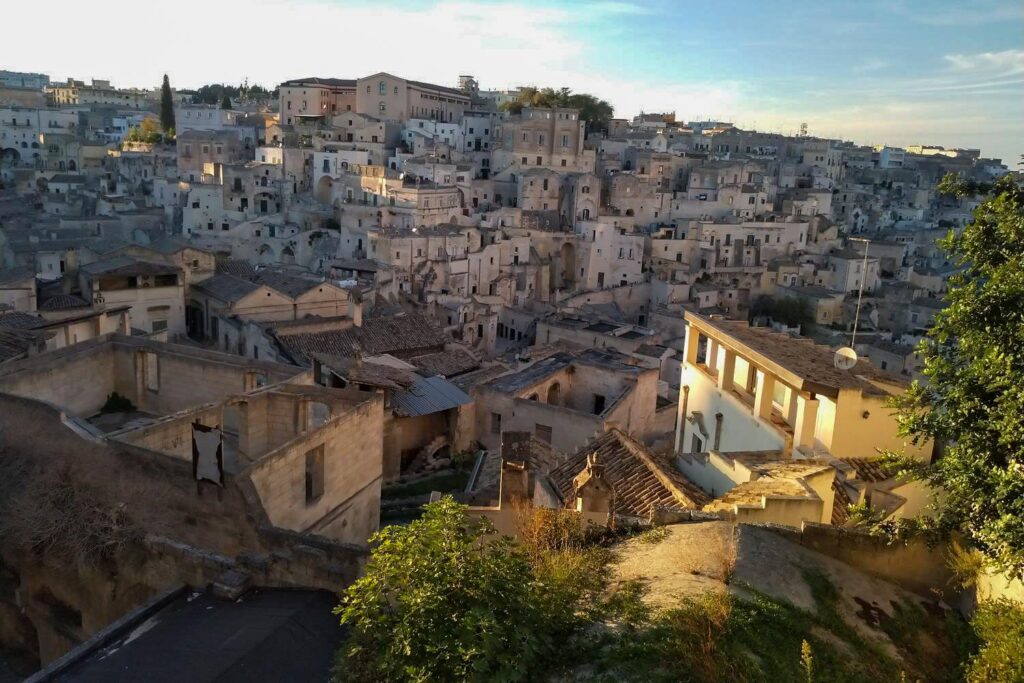 Weitläufiger Blick über die raue Schlucht und die dicht aneinandergereihten Steinhäuser von Matera.